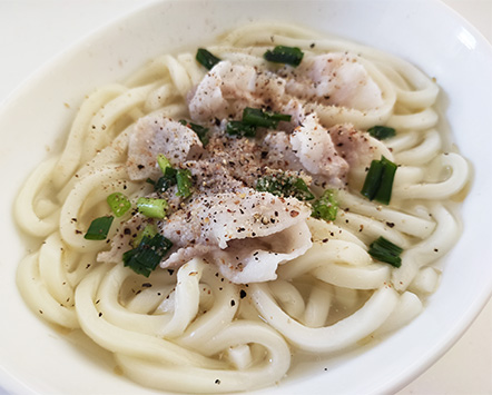 電子レンジで加熱し、ごま油などを加えて『塩だれ豚バラうどん』の完成。